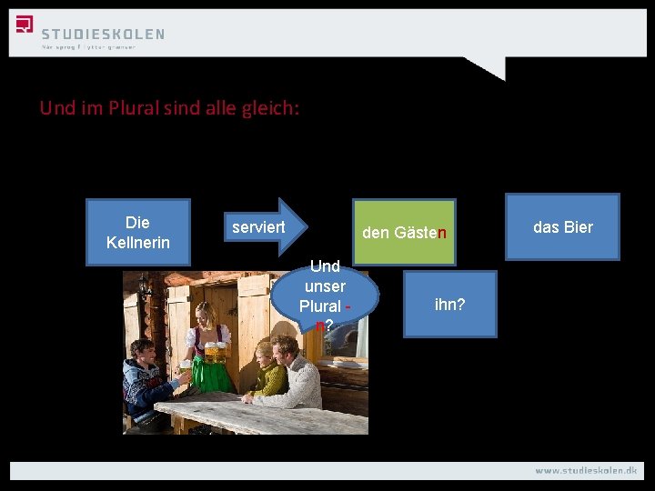 Und im Plural sind alle gleich: Die Kellnerin serviert den Gästen Und unser Plural