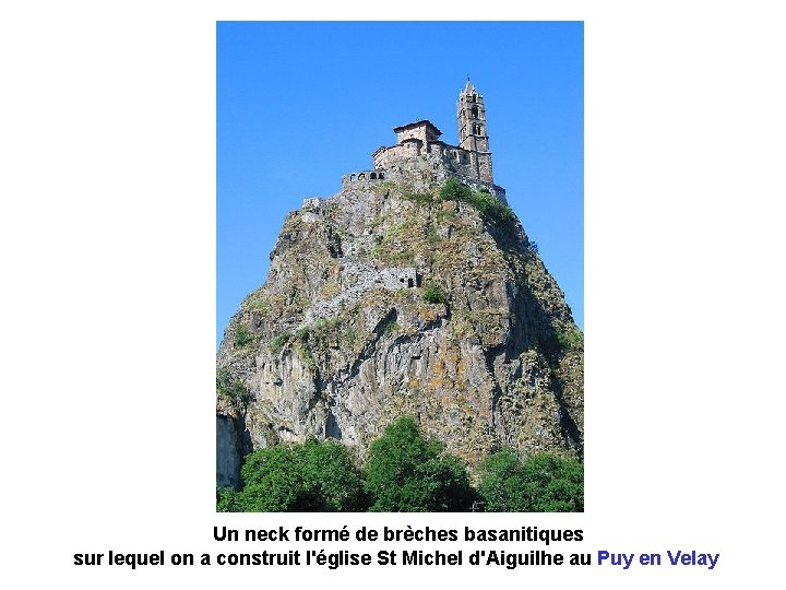 Un neck formé de brèches basanitiques sur lequel on a construit l'église St Michel