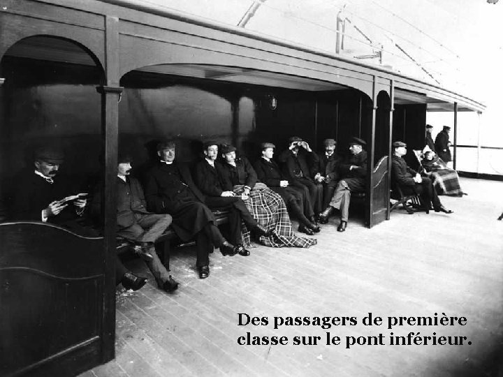 Des passagers de première classe sur le pont inférieur. 