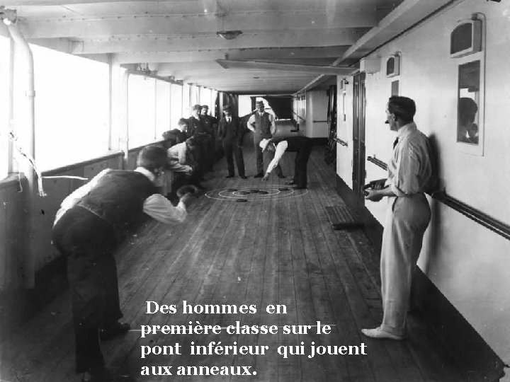 Des hommes en première classe sur le pont inférieur qui jouent aux anneaux. 