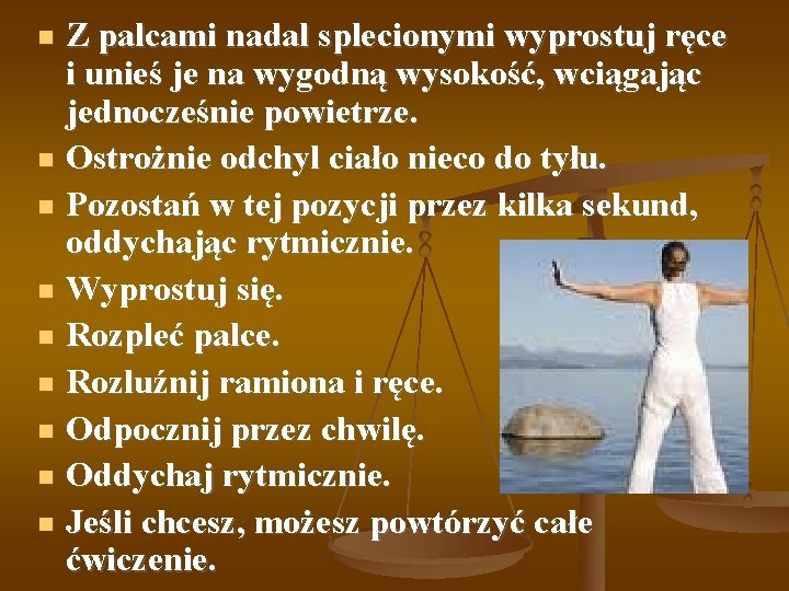 Z palcami nadal splecionymi wyprostuj ręce i unieś je na wygodną wysokość, wciągając jednocześnie