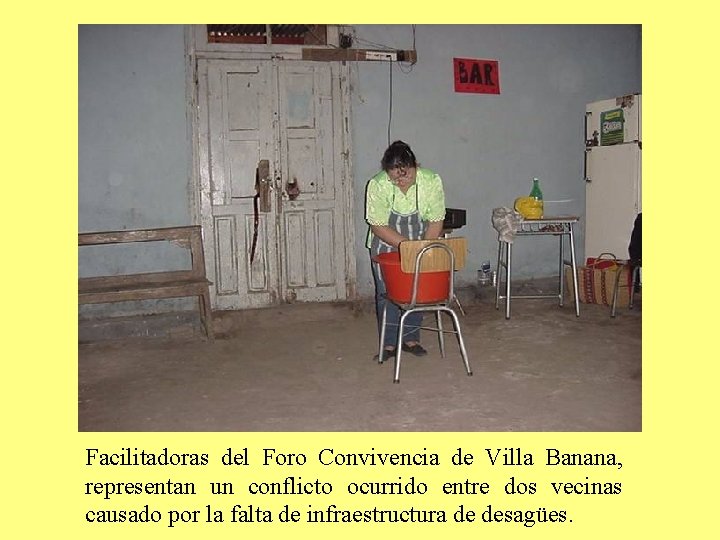 Facilitadoras del Foro Convivencia de Villa Banana, representan un conflicto ocurrido entre dos vecinas