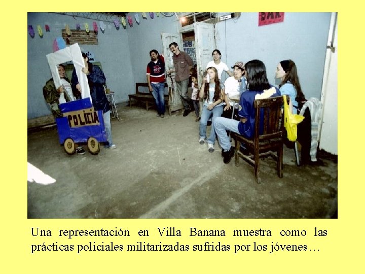 Una representación en Villa Banana muestra como las prácticas policiales militarizadas sufridas por los