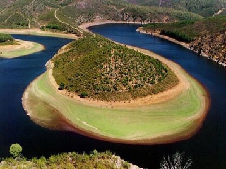 Lungo il suo corso, il Danubio forma numerosi meandri Il termine meandro indica un’