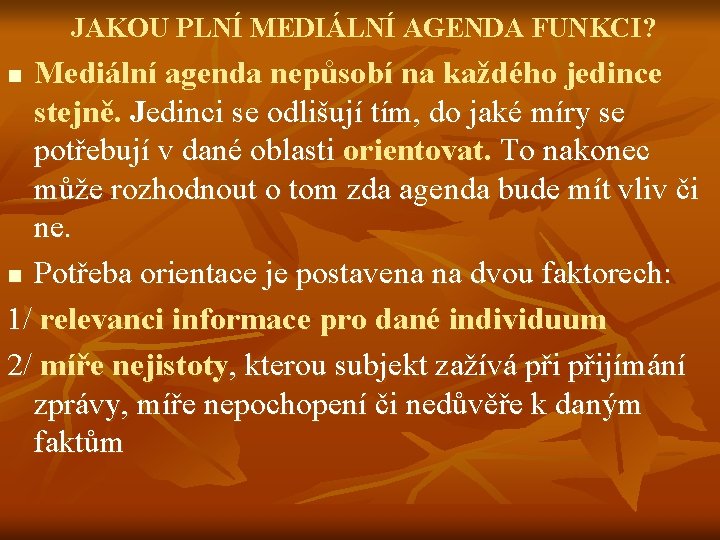  JAKOU PLNÍ MEDIÁLNÍ AGENDA FUNKCI? Mediální agenda nepůsobí na každého jedince stejně. Jedinci