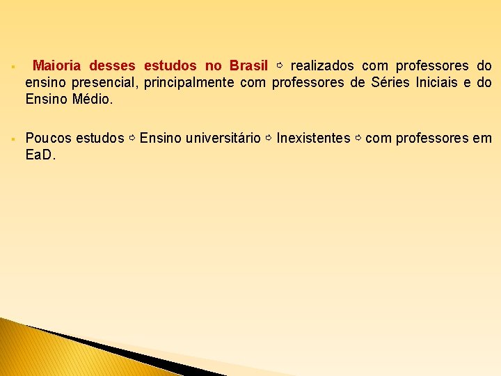 § Maioria desses estudos no Brasil ⇨ realizados com professores do ensino presencial, principalmente