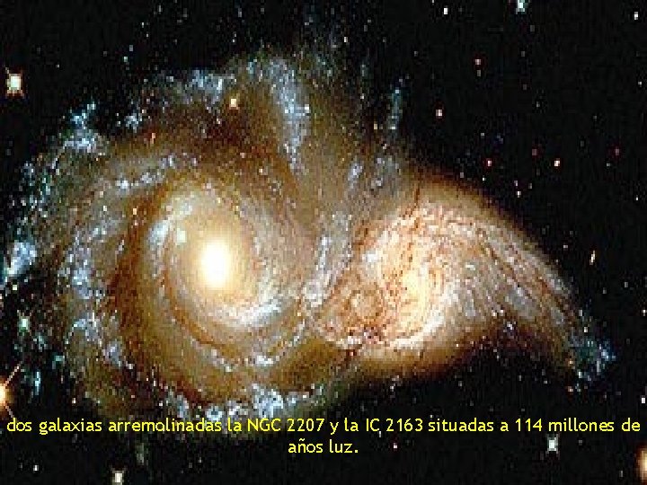 dos galaxias arremolinadas la NGC 2207 y la IC 2163 situadas a 114 millones