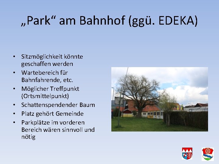 „Park“ am Bahnhof (ggü. EDEKA) • Sitzmöglichkeit könnte geschaffen werden • Wartebereich für Bahnfahrende,