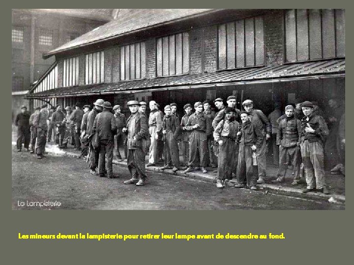 Les mineurs devant la lampisterie pour retirer leur lampe avant de descendre au fond.