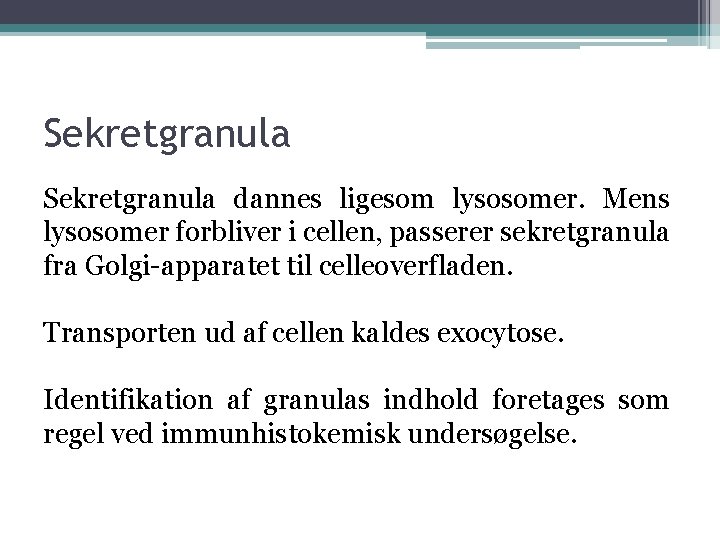 Sekretgranula dannes ligesom lysosomer. Mens lysosomer forbliver i cellen, passerer sekretgranula fra Golgi-apparatet til