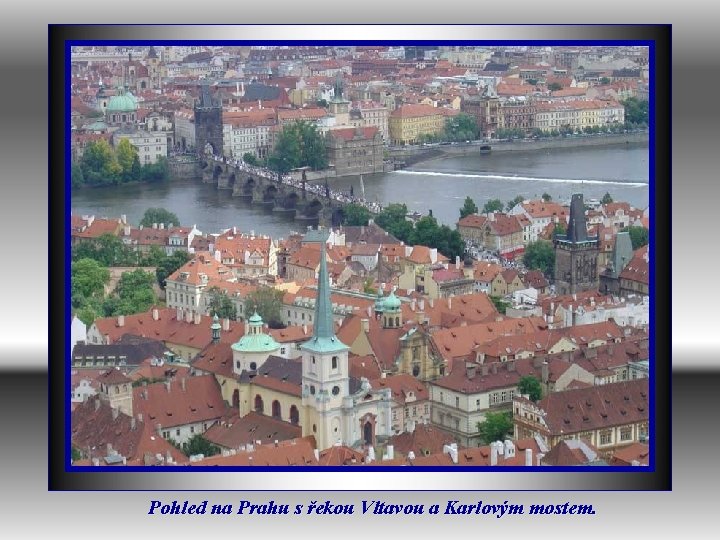 Pohled na Prahu s řekou Vltavou a Karlovým mostem. 