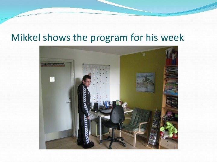 Mikkel shows the program for his week 