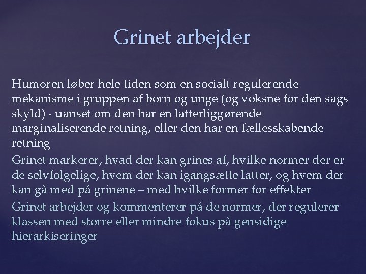 Grinet arbejder Humoren løber hele tiden som en socialt regulerende mekanisme i gruppen af