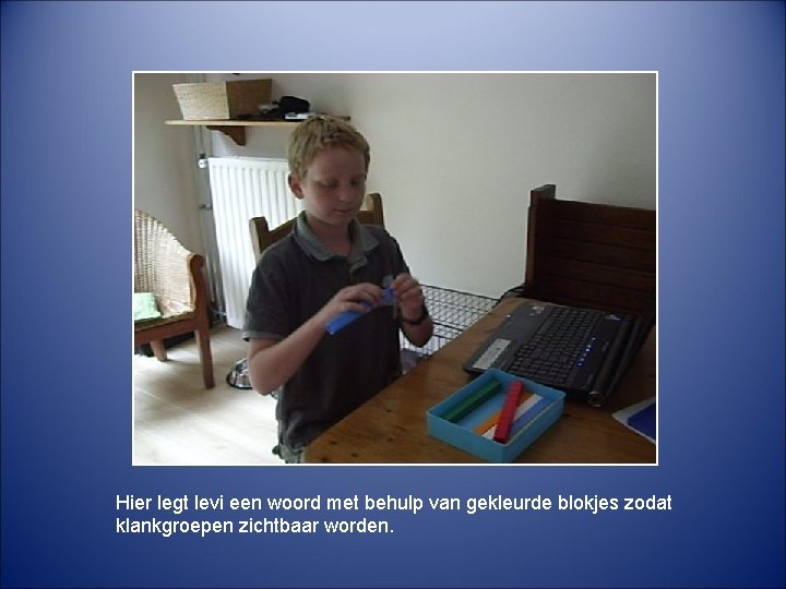 Hier legt levi een woord met behulp van gekleurde blokjes zodat klankgroepen zichtbaar worden.