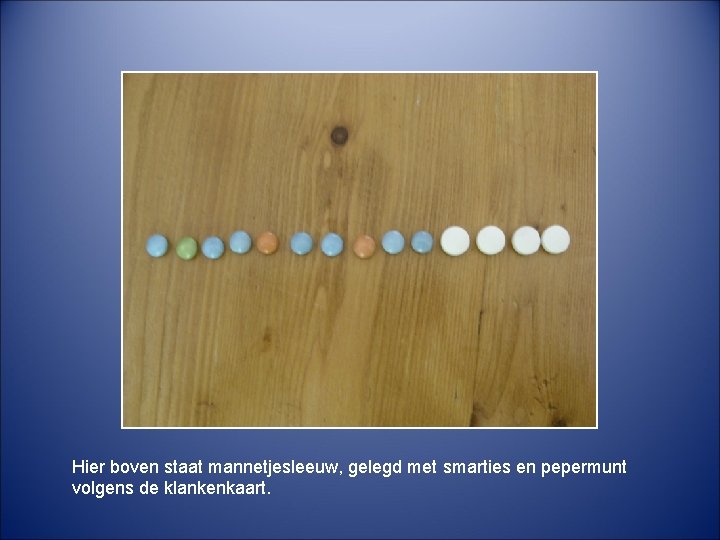 Hier boven staat mannetjesleeuw, gelegd met smarties en pepermunt volgens de klankenkaart. 