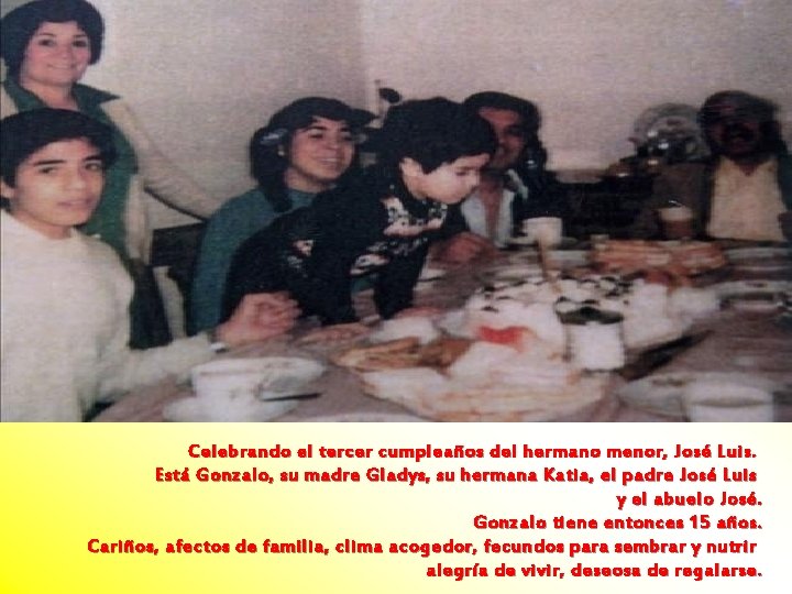 foto Celebrando el tercer cumpleaños del hermano menor, José Luis. Está Gonzalo, su madre