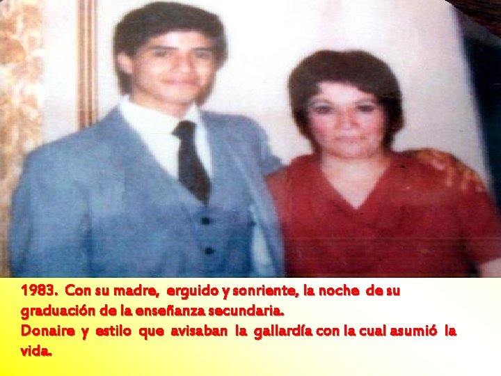 FOTO 1983. Con su madre, erguido y sonriente, la noche de su graduación de