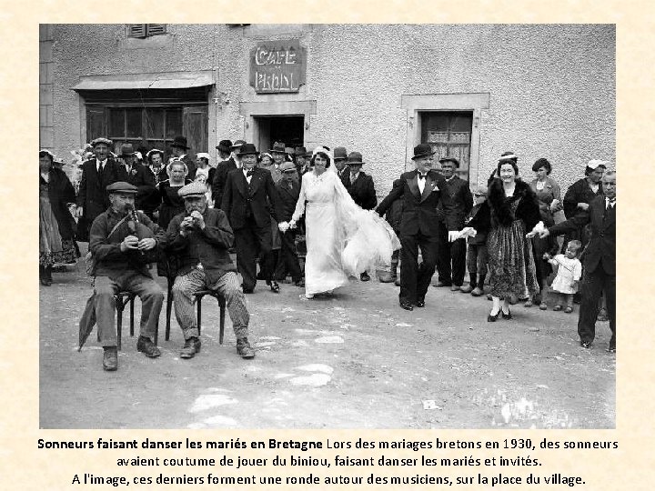Sonneurs faisant danser les mariés en Bretagne Lors des mariages bretons en 1930, des