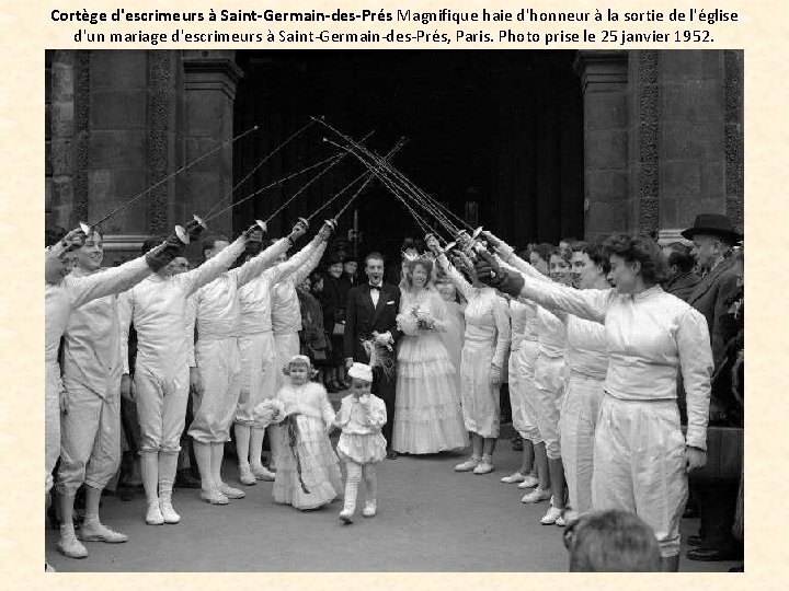 Cortège d'escrimeurs à Saint-Germain-des-Prés Magnifique haie d'honneur à la sortie de l'église d'un mariage