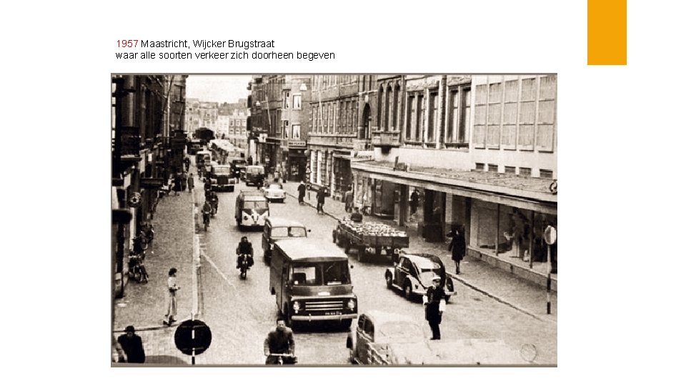1957 Maastricht, Wijcker Brugstraat waar alle soorten verkeer zich doorheen begeven 