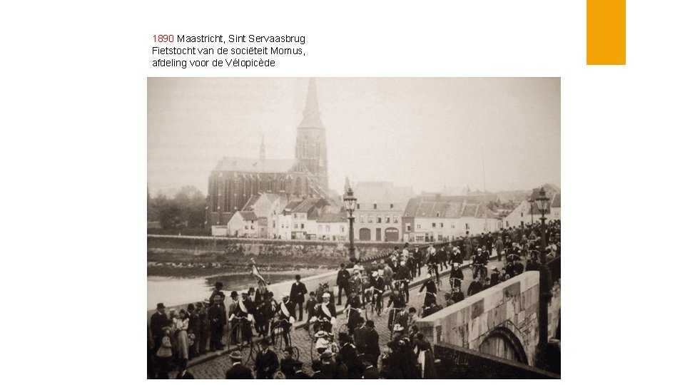 1890 Maastricht, Sint Servaasbrug Fietstocht van de sociëteit Momus, afdeling voor de Vélopicède 