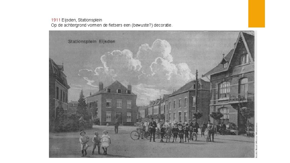 1911 Eijsden, Stationsplein Op de achtergrond vormen de fietsers een (bewuste? ) decoratie. 