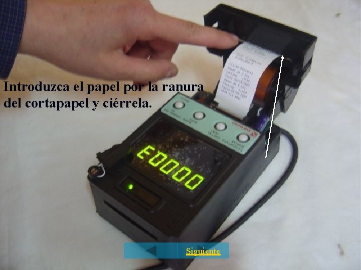 Introduzca el papel por la ranura del cortapapel y ciérrela. Siguiente 