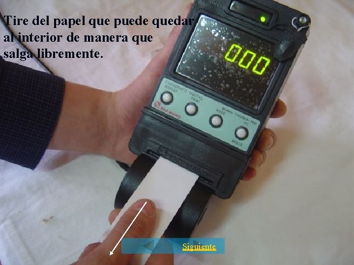 Tire del papel que puede quedar al interior de manera que salga libremente. Siguiente