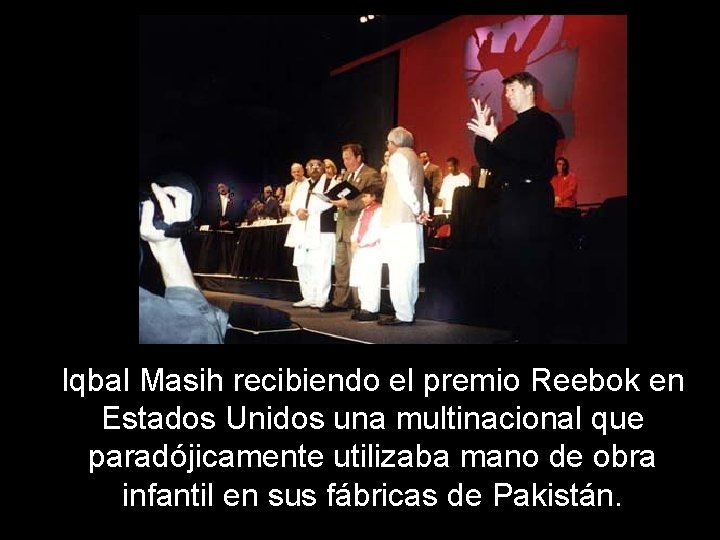 Iqbal Masih recibiendo el premio Reebok en Estados Unidos una multinacional que paradójicamente utilizaba