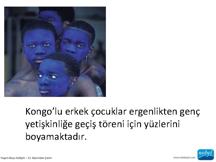 Kongo’lu erkek çocuklar ergenlikten genç yetişkinliğe geçiş töreni için yüzlerini boyamaktadır. 