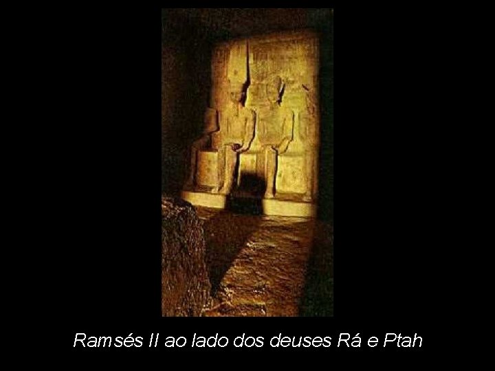 Ramsés II ao lado dos deuses Rá e Ptah 