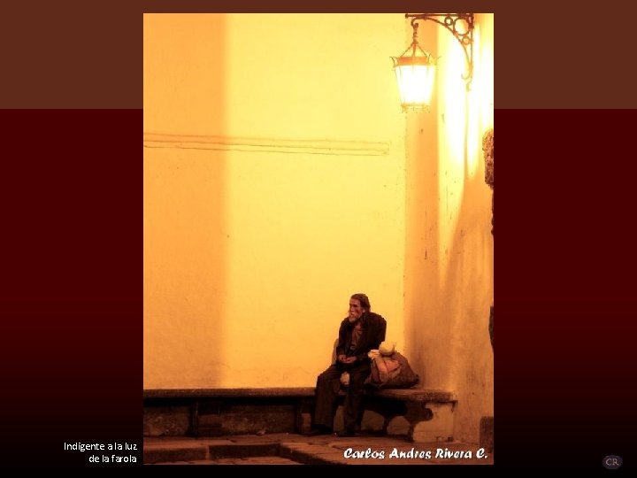 Indigente a la luz de la farola 