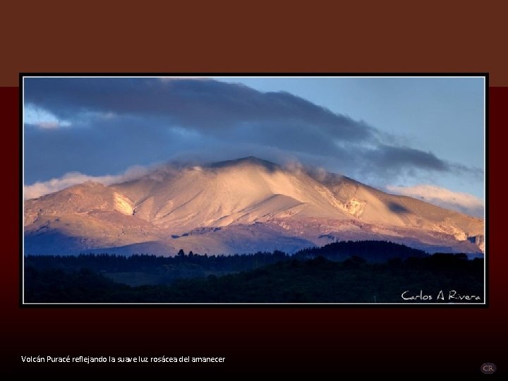 Volcán Puracé reflejando la suave luz rosácea del amanecer 