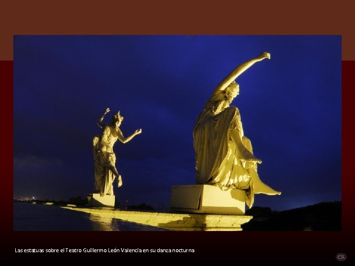 Las estatuas sobre el Teatro Guillermo León Valencia en su danza nocturna 