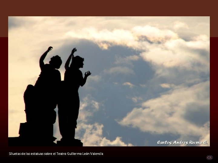 Siluetas de las estatuas sobre el Teatro Guillermo León Valencia 