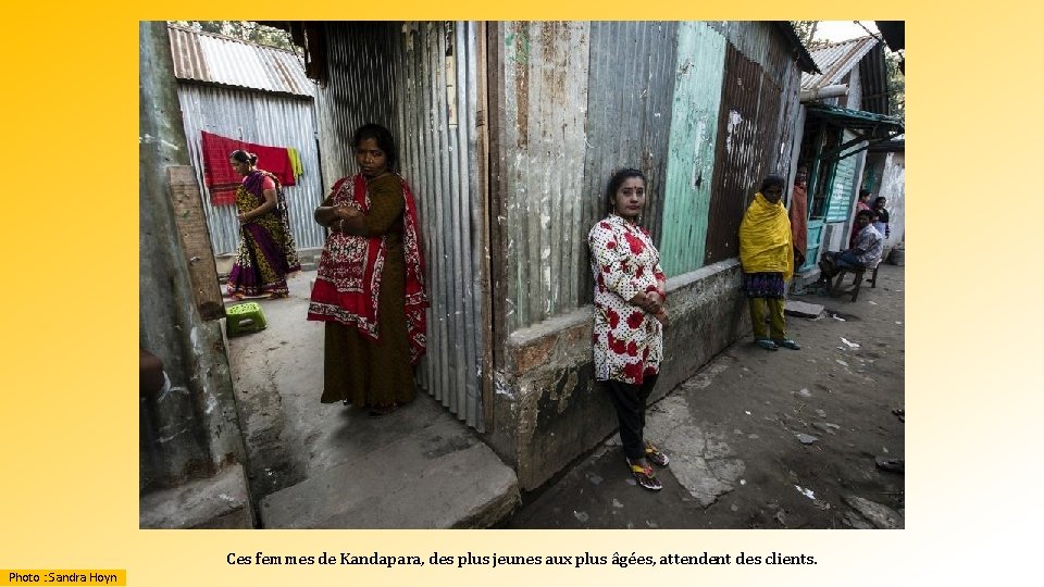 Ces femmes de Kandapara, des plus jeunes aux plus âgées, attendent des clients. Photo