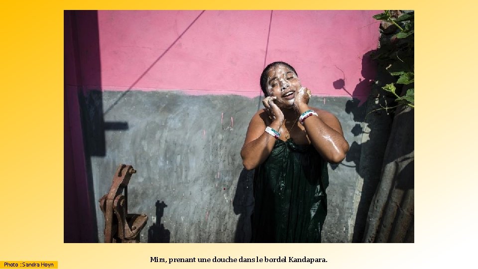 Photo : Sandra Hoyn Mim, prenant une douche dans le bordel Kandapara. 