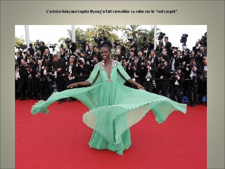 L'actrice kényane Lupita Nyong'o fait virevolter sa robe sur le "red carpet". 