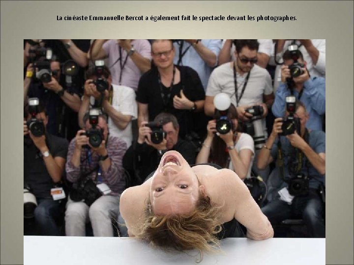La cinéaste Emmanuelle Bercot a également fait le spectacle devant les photographes. 