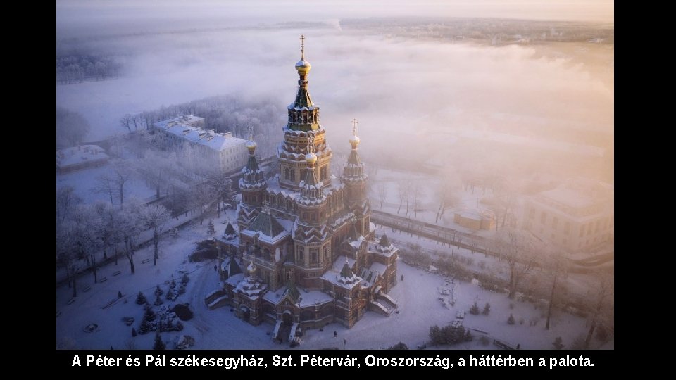 A Péter és Pál székesegyház, Szt. Pétervár, Oroszország, a háttérben a palota. . 