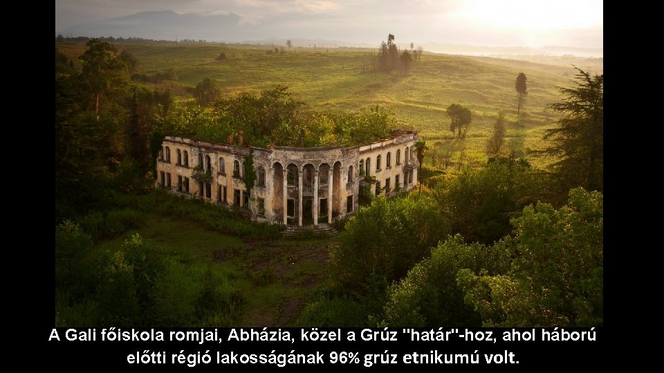 A Gali főiskola romjai, Abházia, közel a Grúz "határ"-hoz, ahol háború előtti régió lakosságának