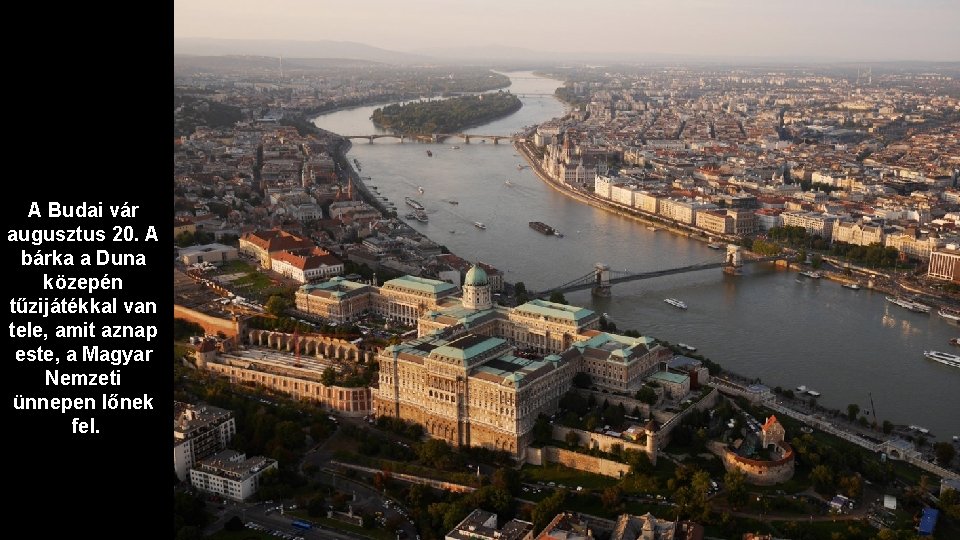 A Budai vár augusztus 20. A bárka a Duna közepén tűzijátékkal van tele, amit