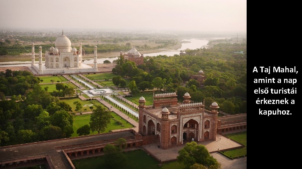 A Taj Mahal, amint a nap első turistái érkeznek a kapuhoz. 