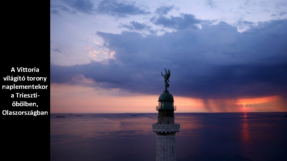 A Vittoria világító torony naplementekor a Triesztiöbölben, Olaszországban 