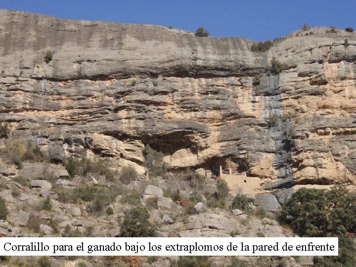 Corralillo para el ganado bajo los extraplomos de la pared de enfrente 