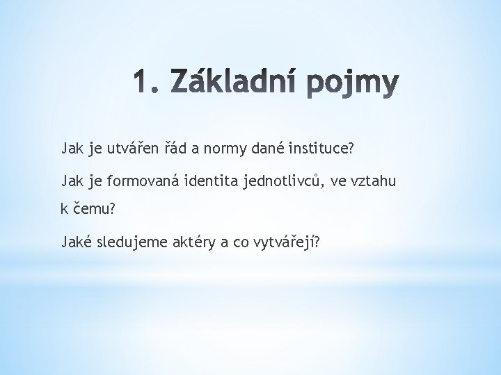 Jak je utvářen řád a normy dané instituce? Jak je formovaná identita jednotlivců, ve