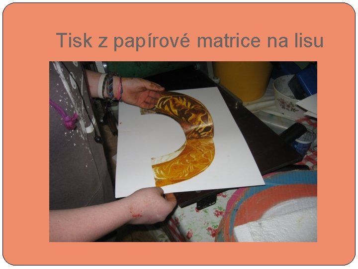  Tisk z papírové matrice na lisu 