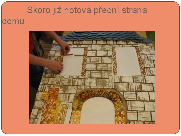  Skoro již hotová přední strana domu 