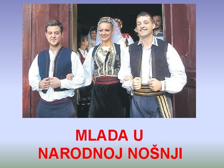  MLADA U NARODNOJ NOŠNJI 