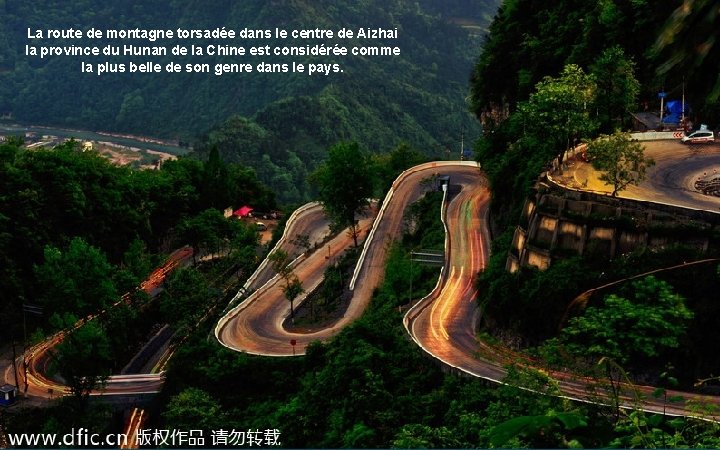 La route de montagne torsadée dans le centre de Aizhai la province du Hunan